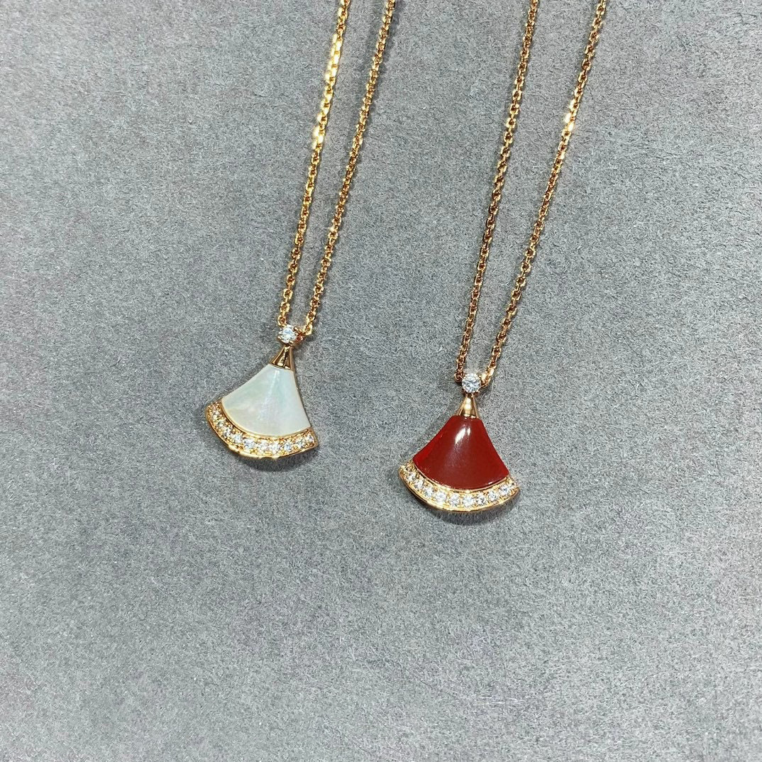 I&Ruh mini skirt necklace, 18k rose gold plated, fan-shaped clavicle chain, women's style.