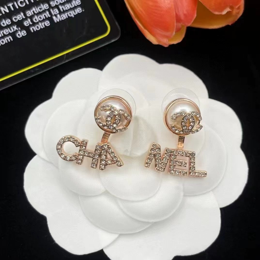 I&Ruh Diamond-Studded Letter Earrings – Exuding Luxury and High-End Style