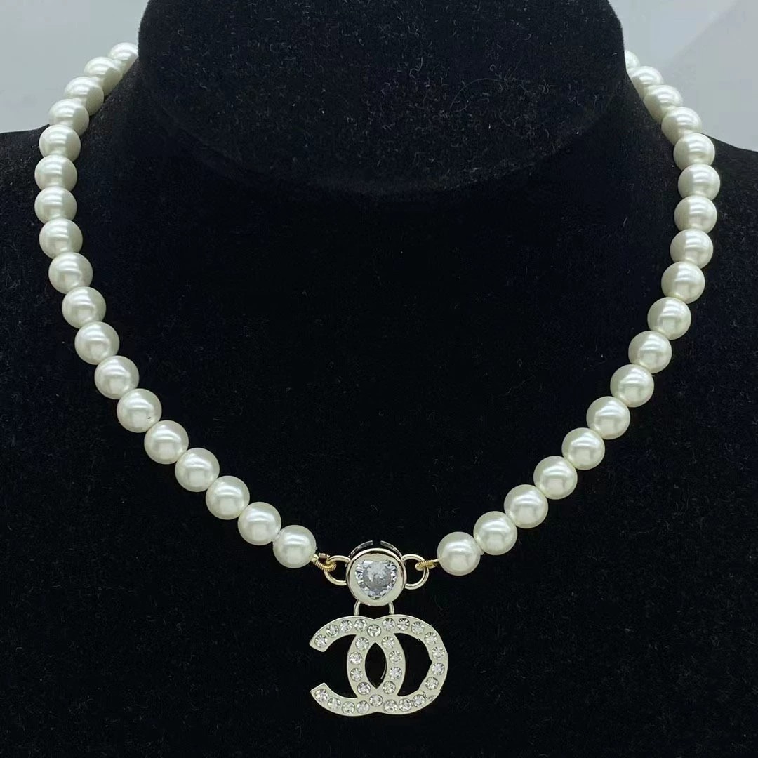 I&Ruh Fashionable and Versatile Double C Letter Pearl Sweater Necklace
