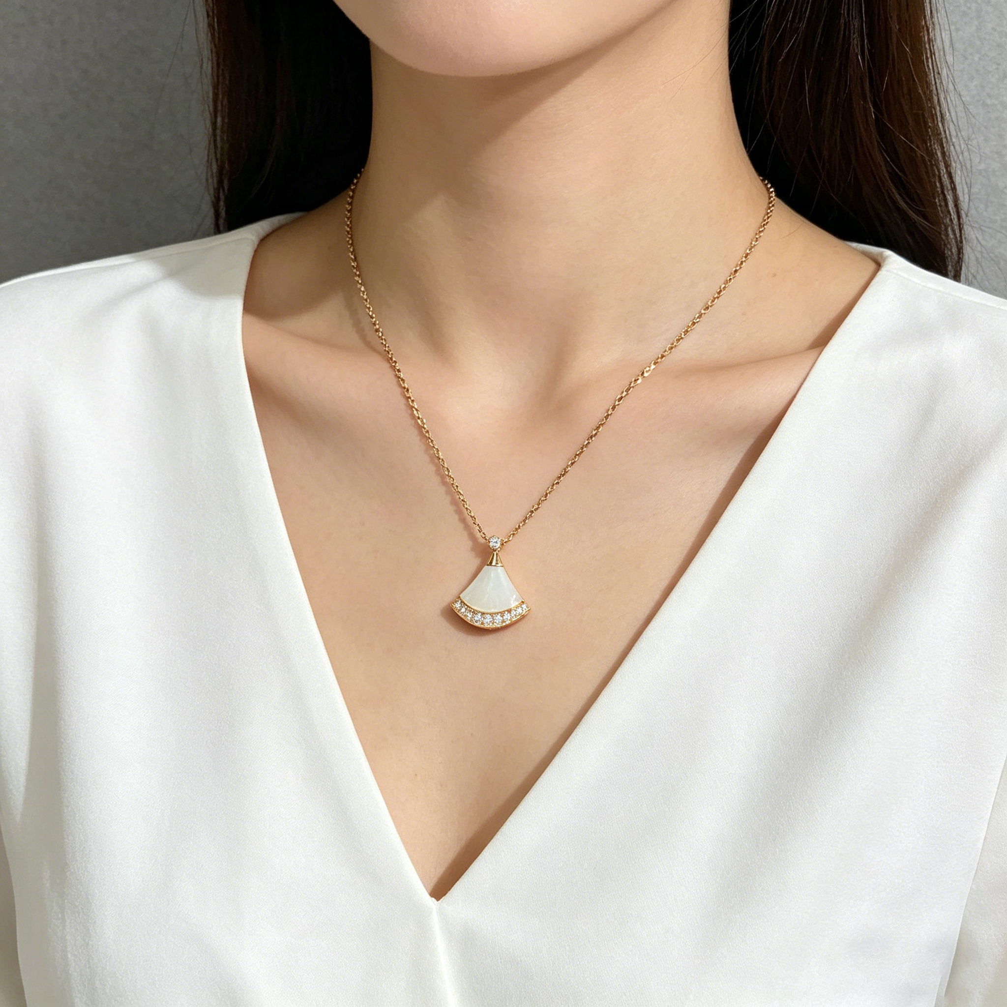 I&Ruh mini skirt necklace, 18k rose gold plated, fan-shaped clavicle chain, women's style.