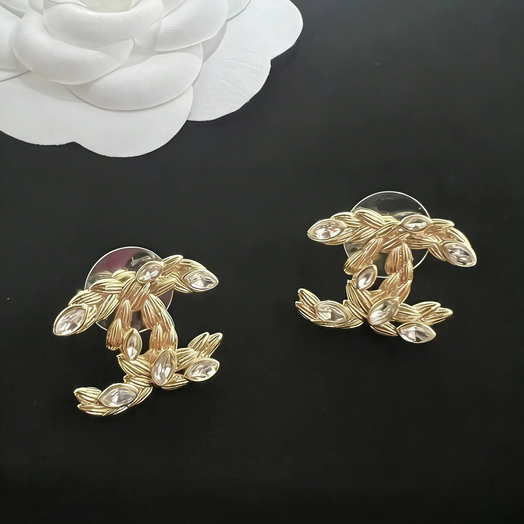 I&Ruh Fashion Double C Micro-painted Diamond Stud Earrings