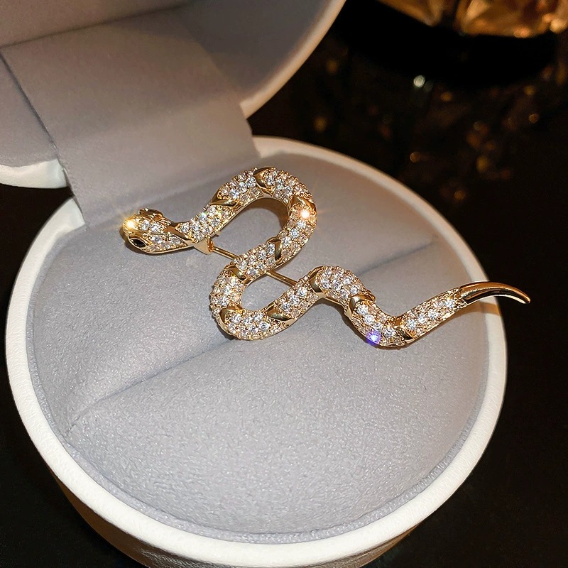 I&Ruh Luxury Diamond-Studded Snake Brooch: Stylish, Elegant, and Sophisticated Suit Pin