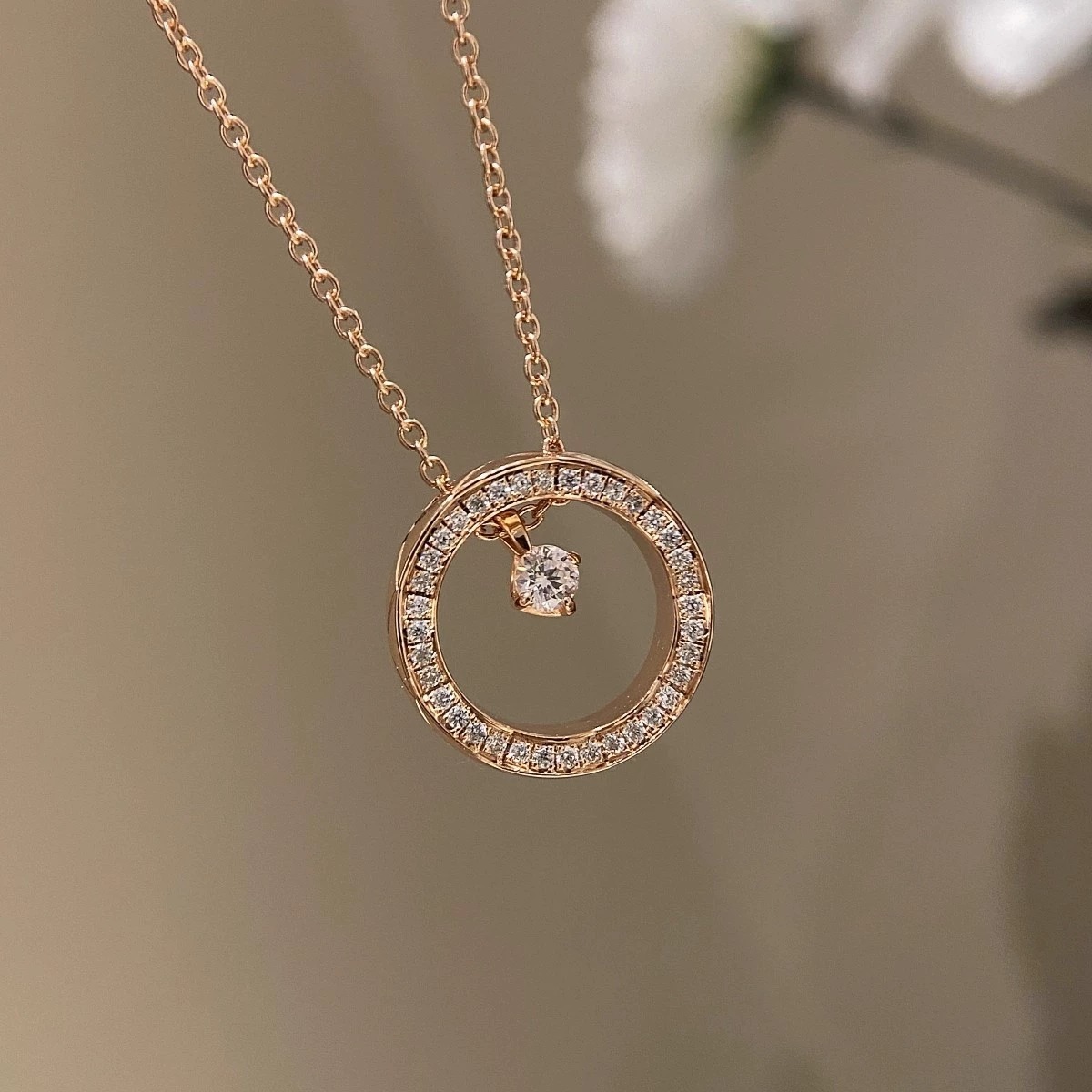 I&Ruh Quilted Pattern Necklace for Women, Gold-Plated, Elegant and Luxurious High-End Jewelry, Women's Clavicle Chain