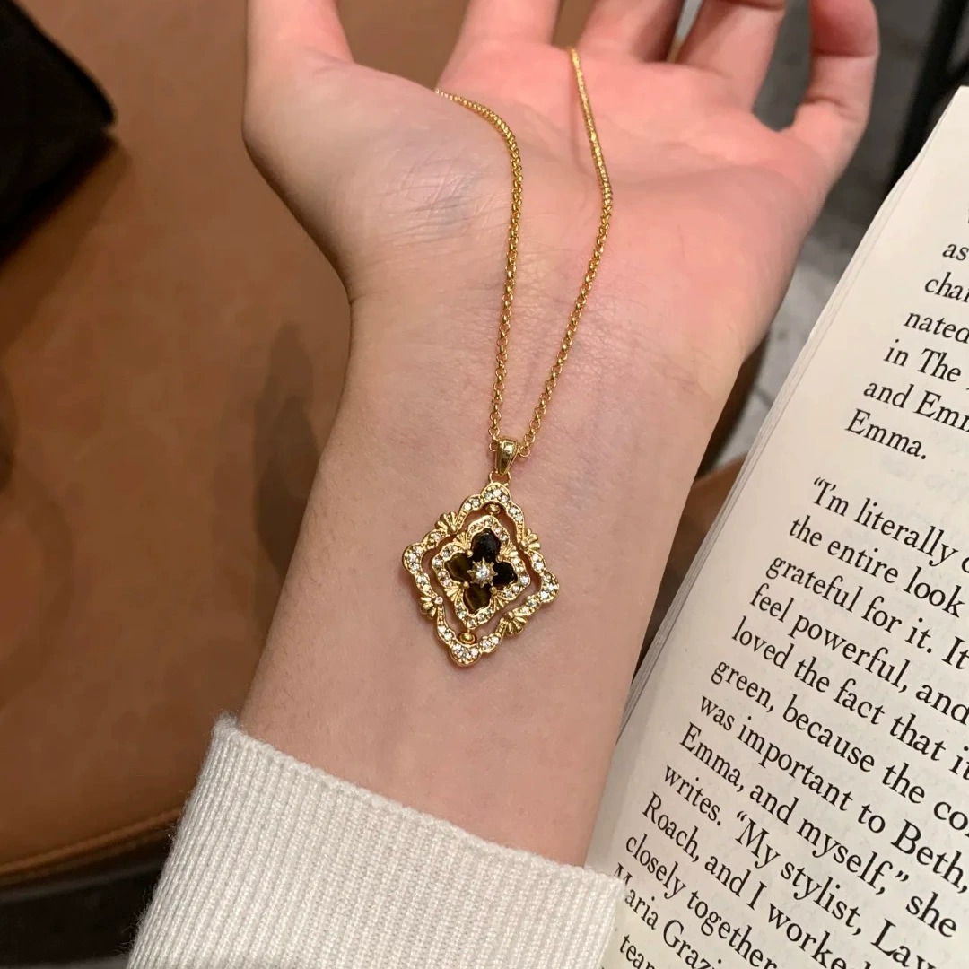 I&Ruh Brushed Tiger Eye Four-Leaf Clover Stud Earrings, Diamond-Studded Necklace Set