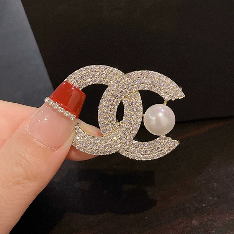 I&Ruh Luxury and Sophistication: Exquisite and Stylish Gold Brooch